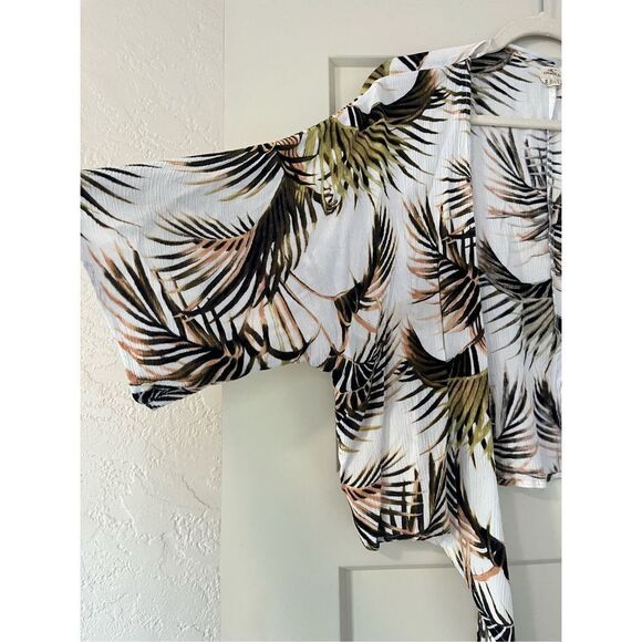 O'Neill Women's White Floral Short Sleeve Wrap Blouse Top Size Small - Picture 2 of 6